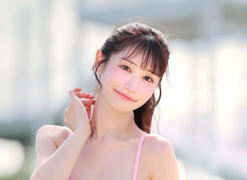 ピンクビキニ姿を公開した藍野りな（藍野りなのインスタグラムから）