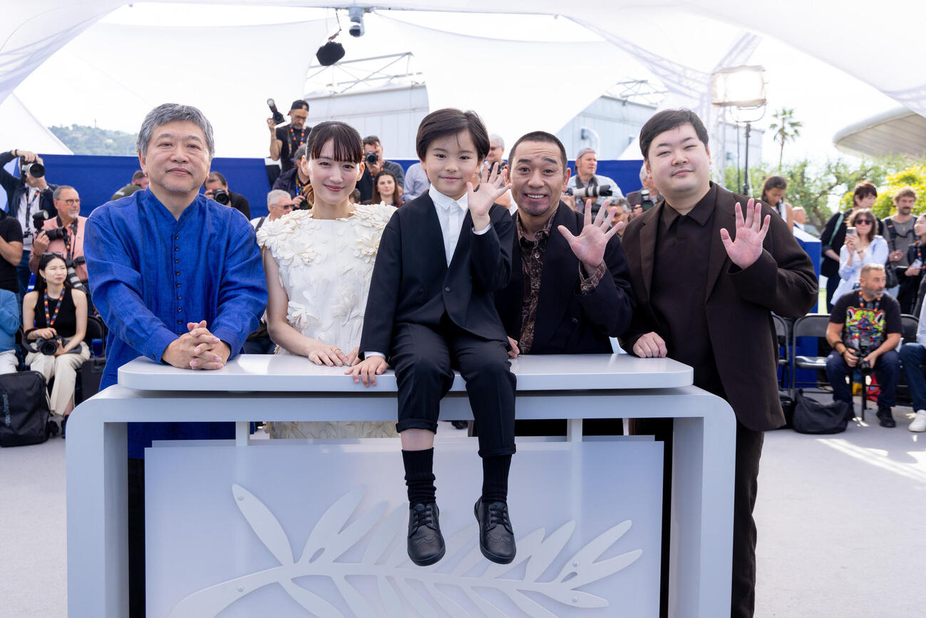 カンヌ映画祭のフォトコールに参加した、コンペティション部門出品作「箱の中の羊」の、左から是枝裕和監督、綾瀬はるか、桒木里夢、大悟、坂東祐大氏（C）Kazuko WAKAYAMA