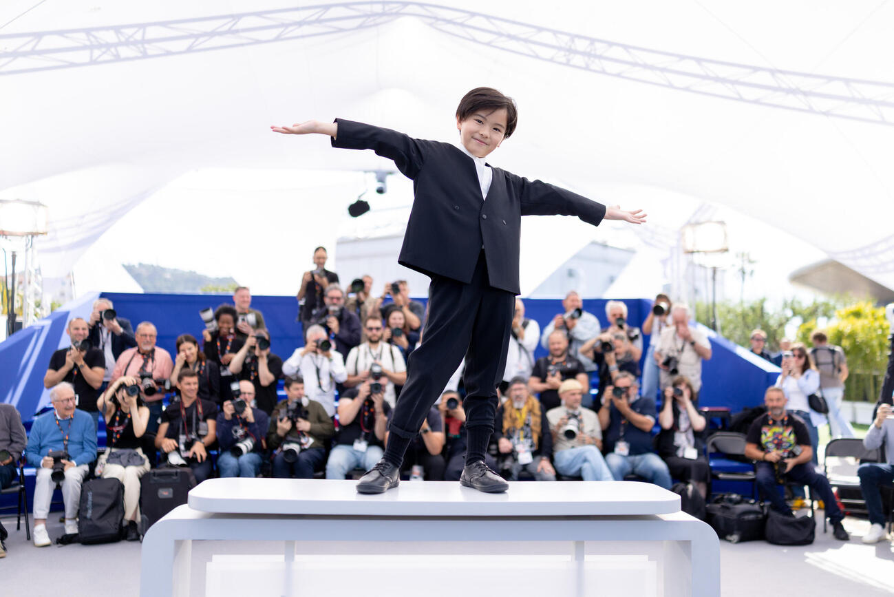 カンヌ映画祭のフォトコールに参加した、コンペティション部門出品作「箱の中の羊」の桒木里夢（C）Kazuko WAKAYAMA