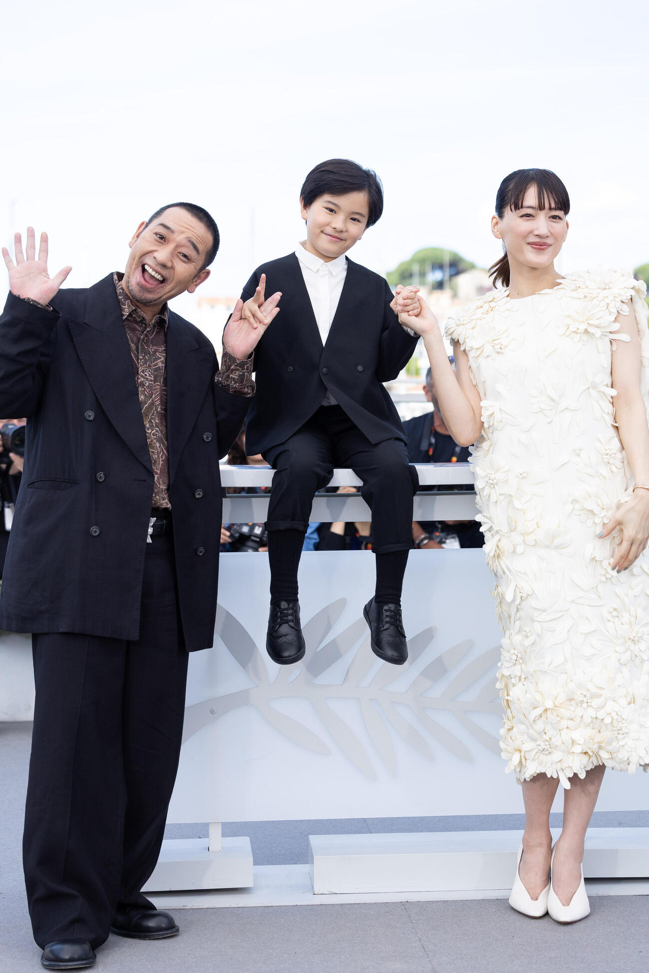 カンヌ映画祭のフォトコールに参加した、コンペティション部門出品作「箱の中の羊」の、左から大悟、桒木里夢、綾瀬はるか（C）Kazuko WAKAYAMA