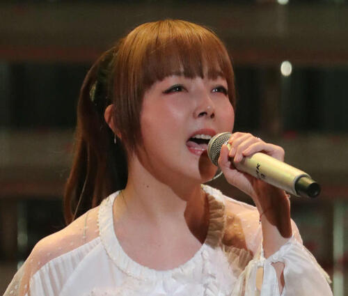 aikoが告白、ライブ中に転倒した老紳士をハグしたワケ「それは私の…」「お尻が…」感謝