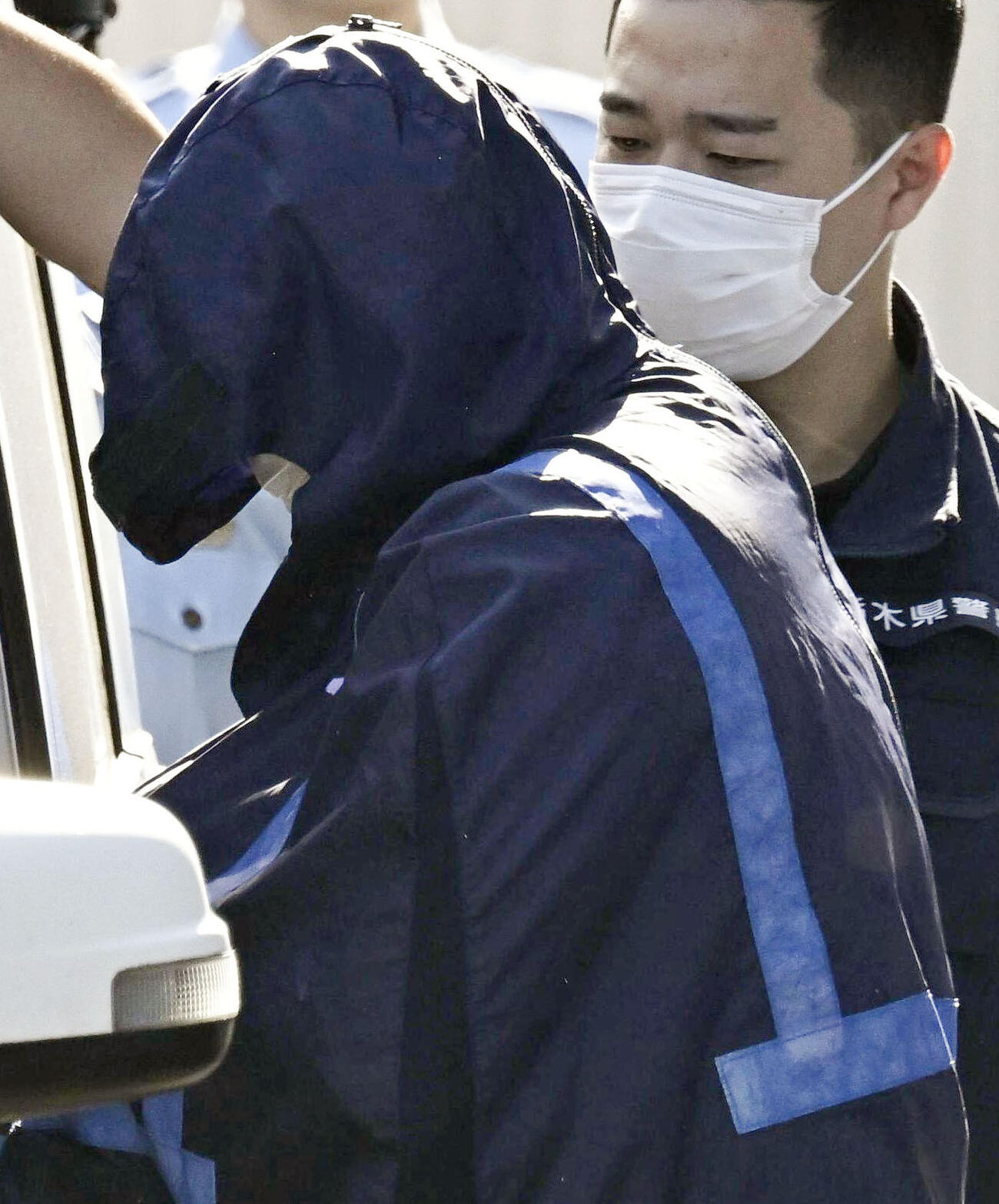 送検のため栃木県警さくら署を出る竹前海斗容疑者（手前）(共同)
