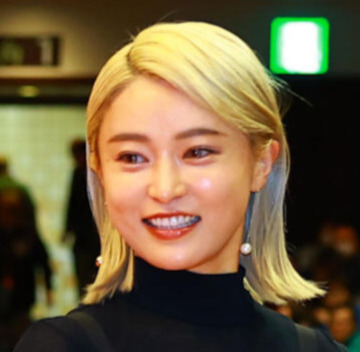 小島瑠璃子「久しぶりにNOジョブズ！」ミニスカートで美脚を披露「脚細」「パツキン可愛い」