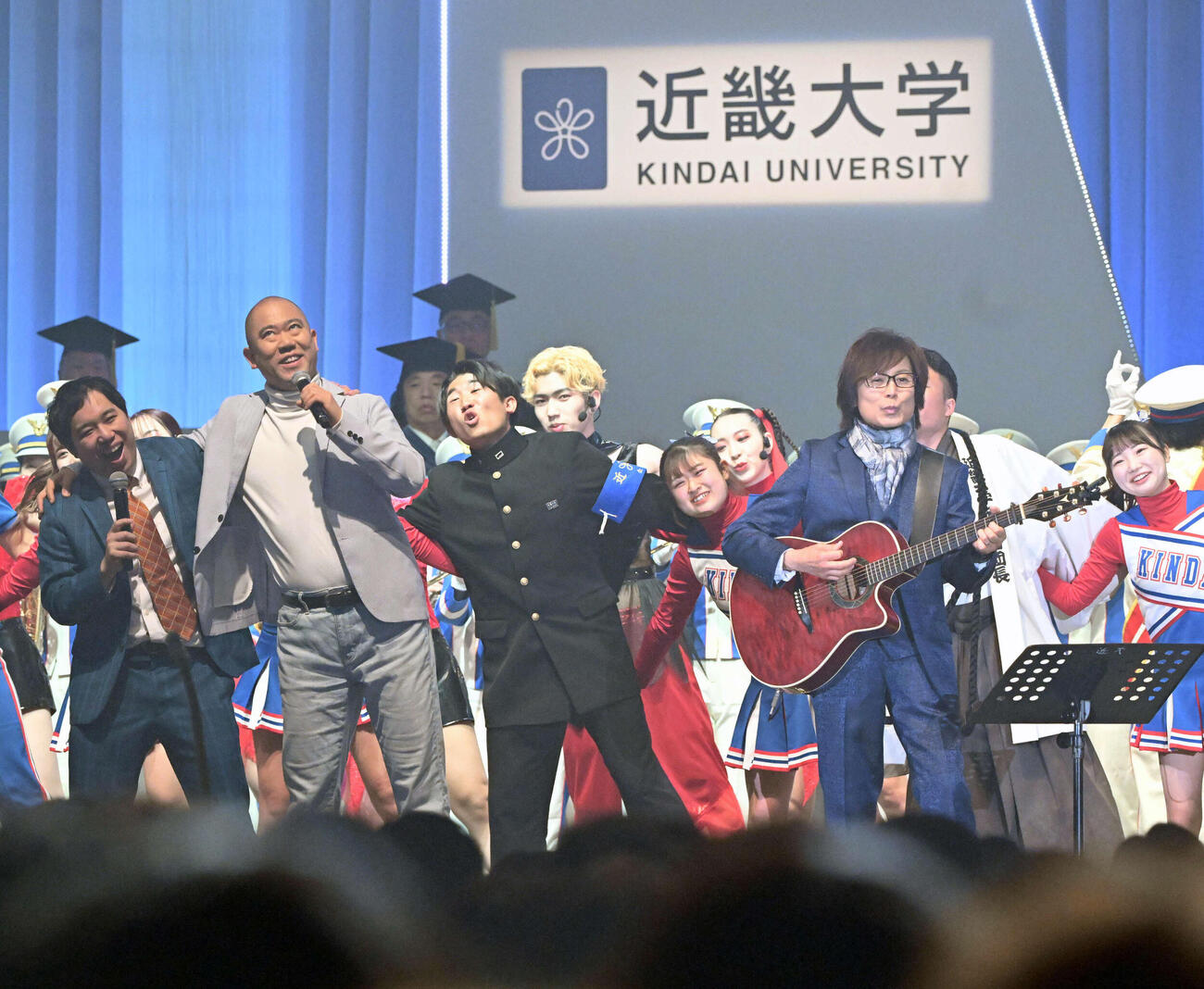 近大校歌を斉唱する、左から霜降り明星せいや、コロコロチキチキペッパーズ・ナダル、つんく♂（2024年4撮影）