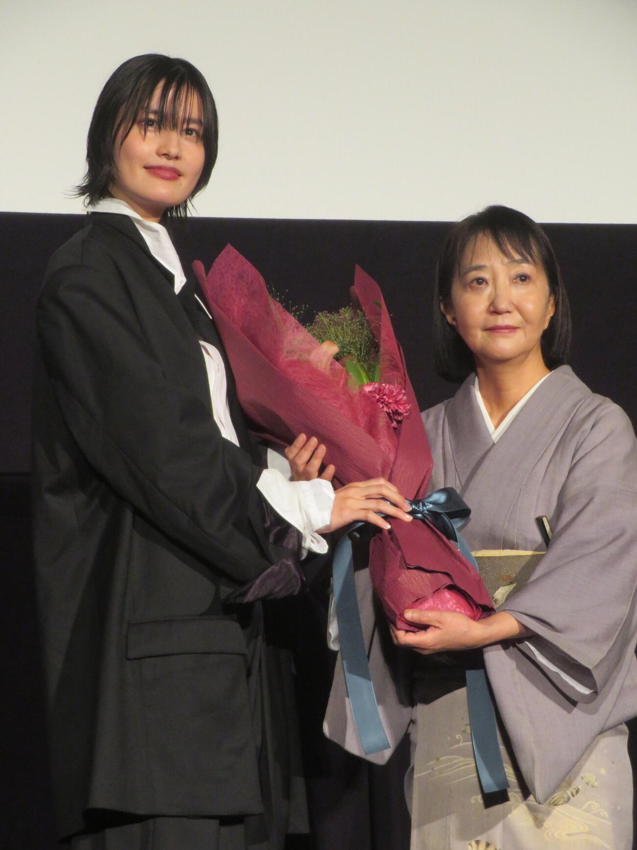 映画「祝山」完成披露舞台あいさつで原作者加門七海氏からの花束を受け取る橋本愛（撮影・川田和博）
