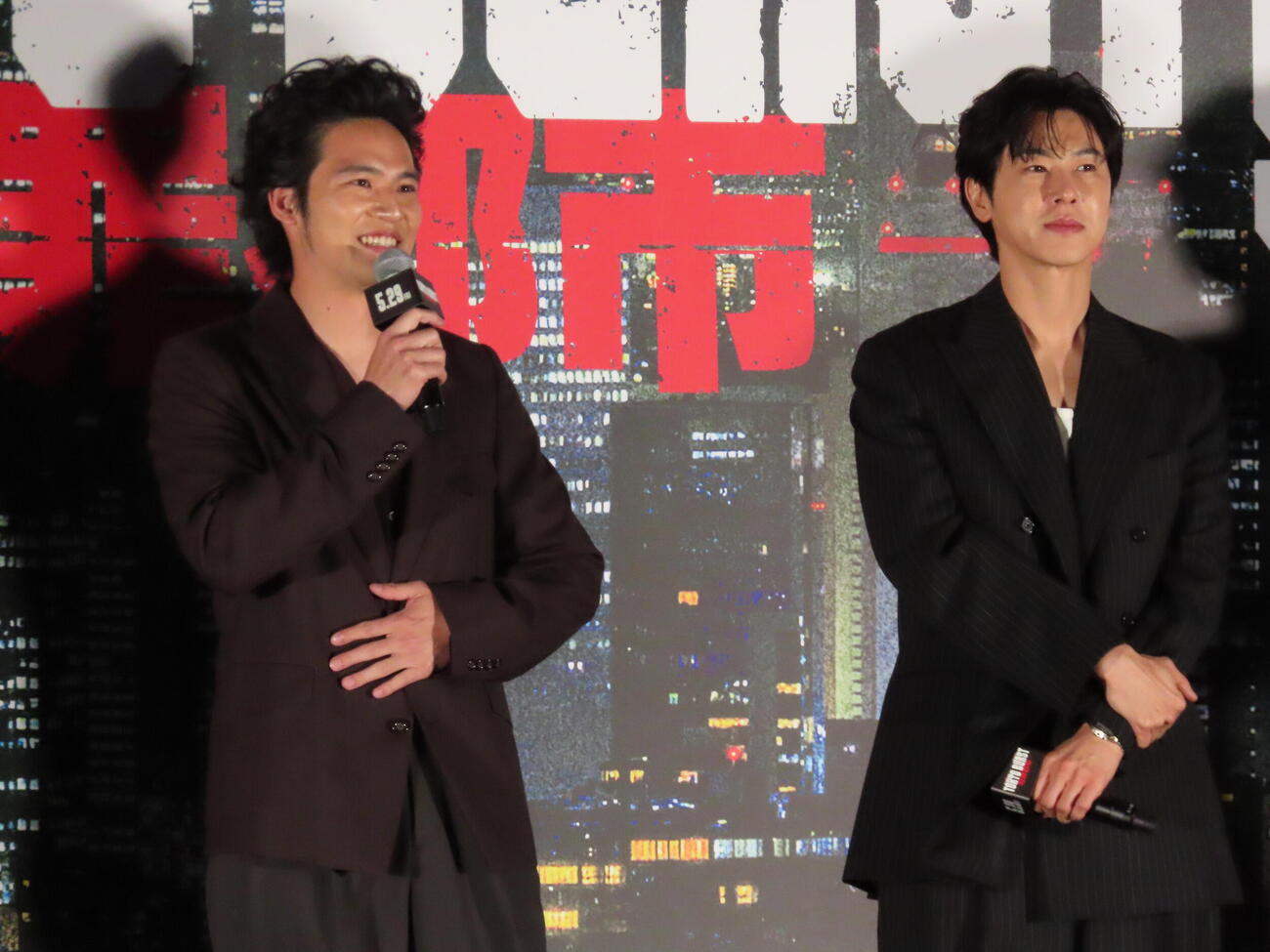 映画「TOKYO BURST－犯罪都市－」公開直前イベントに登場した水上恒司（左)とユンホ