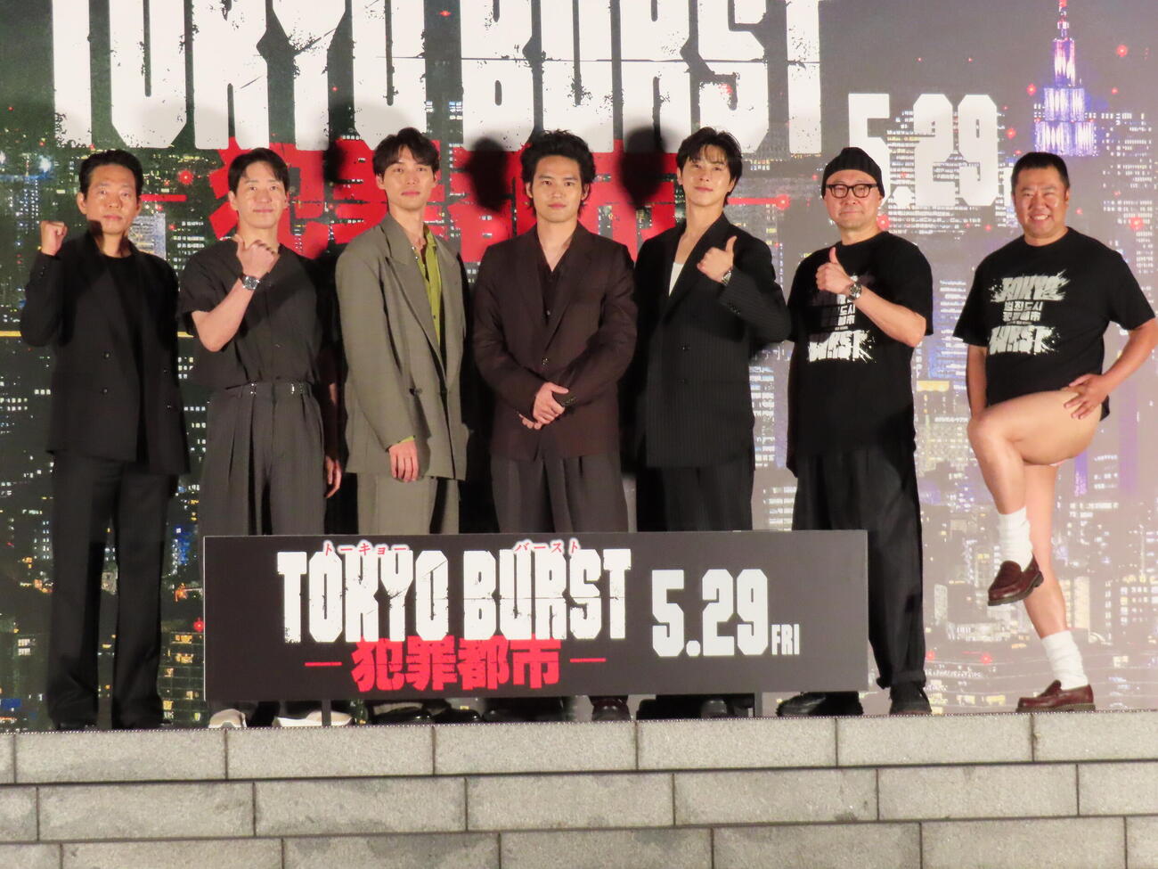映画「TOKYO BURST－犯罪都市－」公開直前イベントに登場した、左からパク・ジファン、オム・ギジュン、福士蒼汰、水上恒司、ユンホ、内田英治監督、とにかく明るい安村