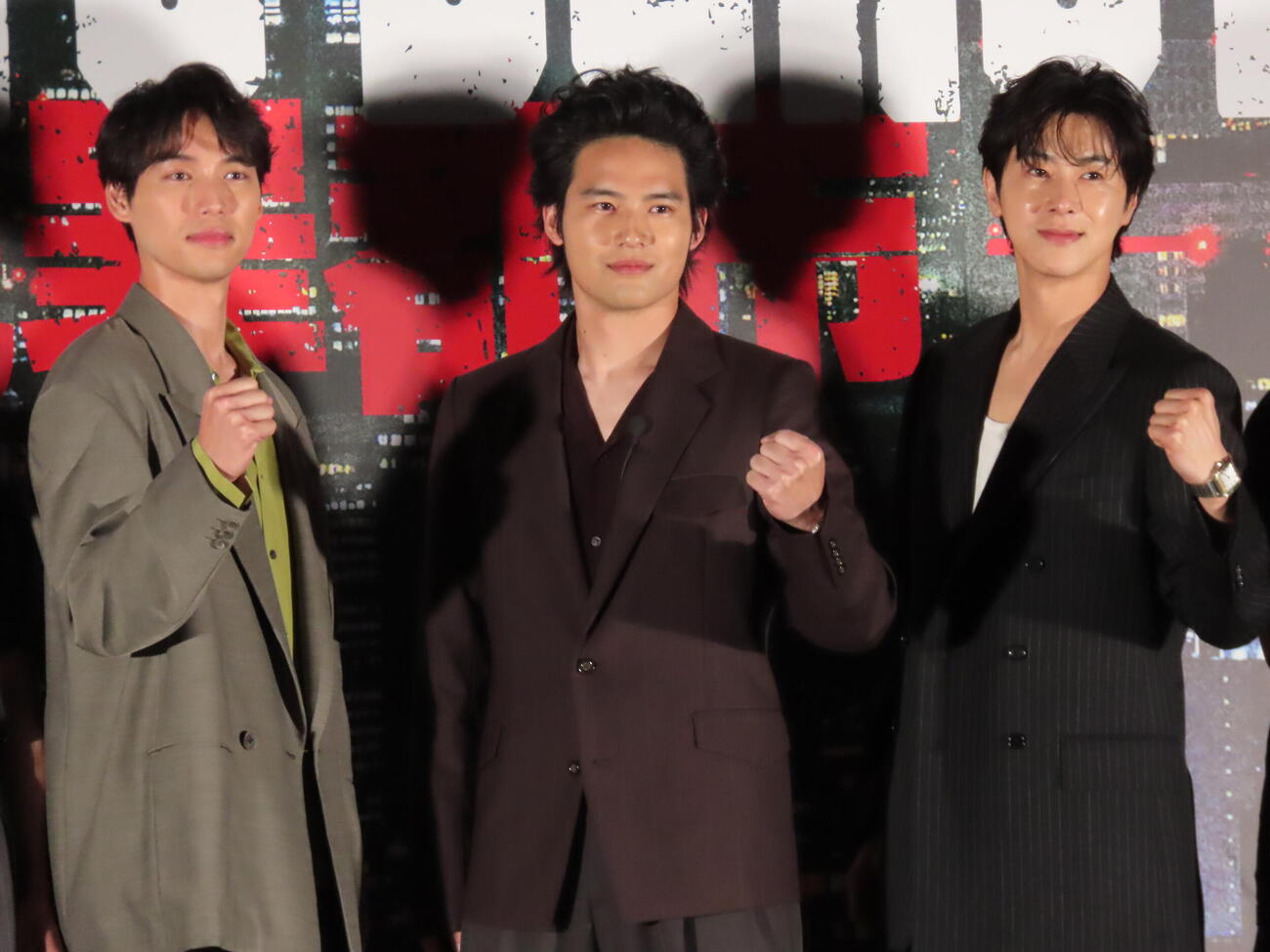 映画「TOKYO BURST－犯罪都市－」公開直前イベントに登場した、左から福士蒼汰、水上恒司、ユンホ