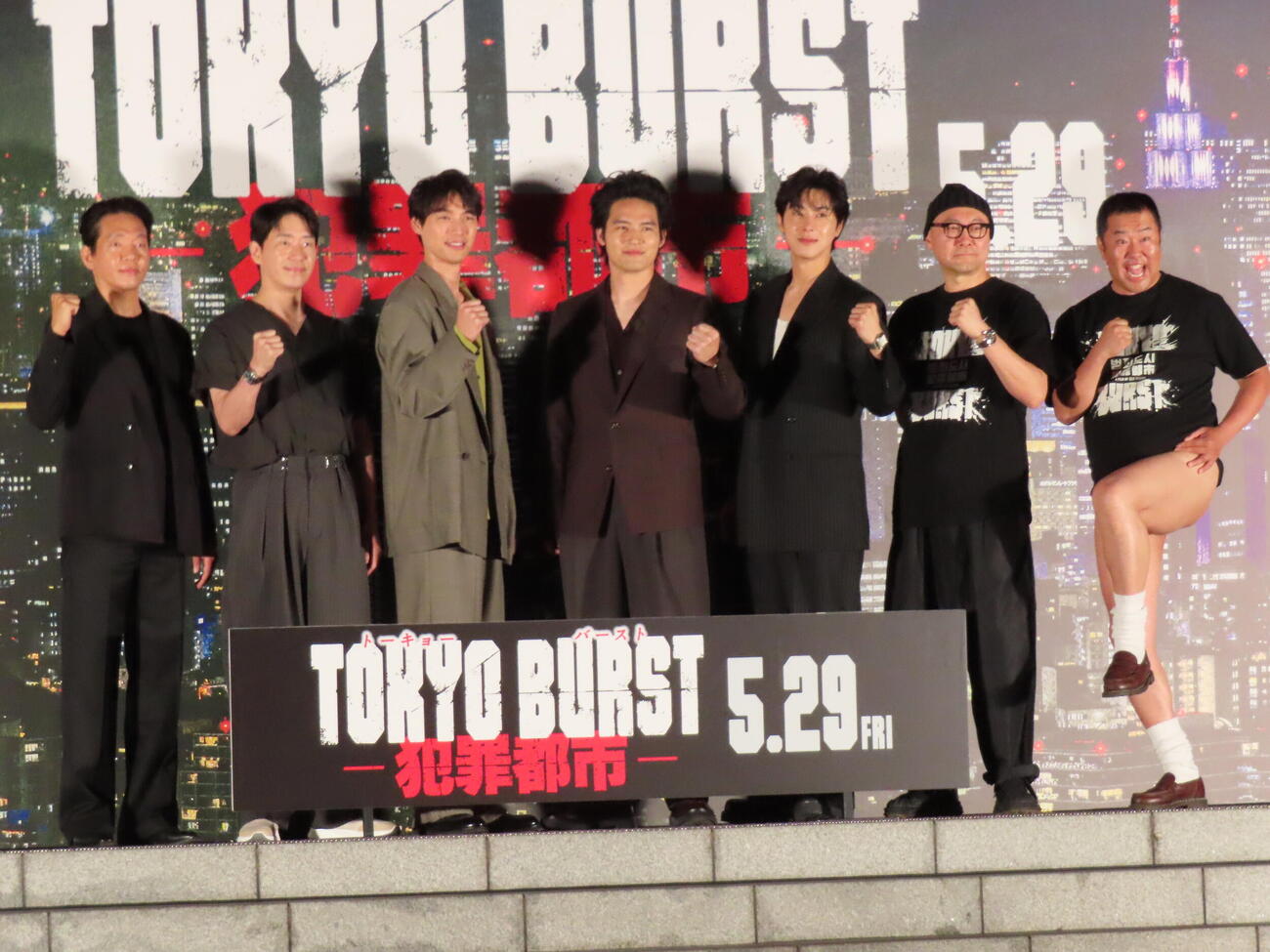 映画「TOKYO BURST－犯罪都市－」公開直前イベントに登場した、左からパク・ジファン、オム・ギジュン、福士蒼汰、水上恒司、ユンホ、内田英治監督、とにかく明るい安村