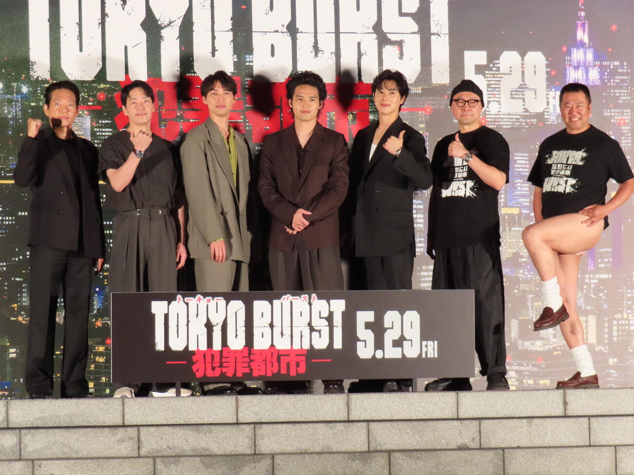 映画「TOKYO BURST－犯罪都市－」公開直前イベントに登場した、左からパク・ジファン、オム・ギジュン、福士蒼汰、水上恒司、ユンホ、内田英治監督、とにかく明るい安村