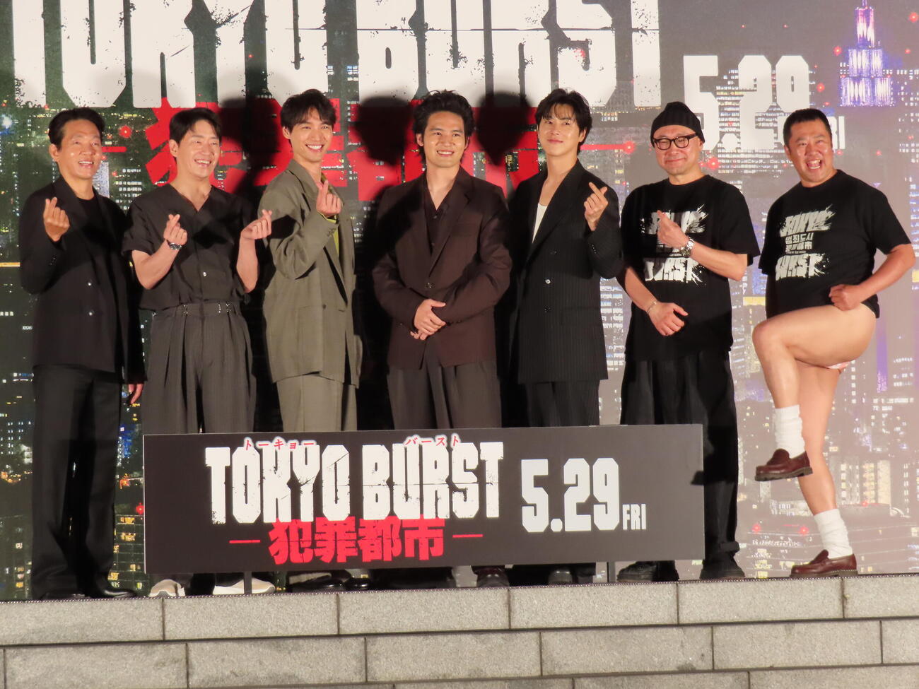 映画「TOKYO BURST－犯罪都市－」公開直前イベントに登場した、左からパク・ジファン、オム・ギジュン、福士蒼汰、水上恒司、ユンホ、内田英治監督、とにかく明るい安村
