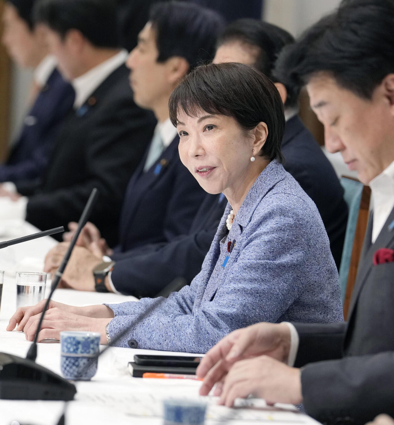 政府与党連絡会議に出席した高市首相。2026年度補正予算案編成も含め、対応を検討するよう指示したと明らかにした＝18日午後、首相官邸（共同）