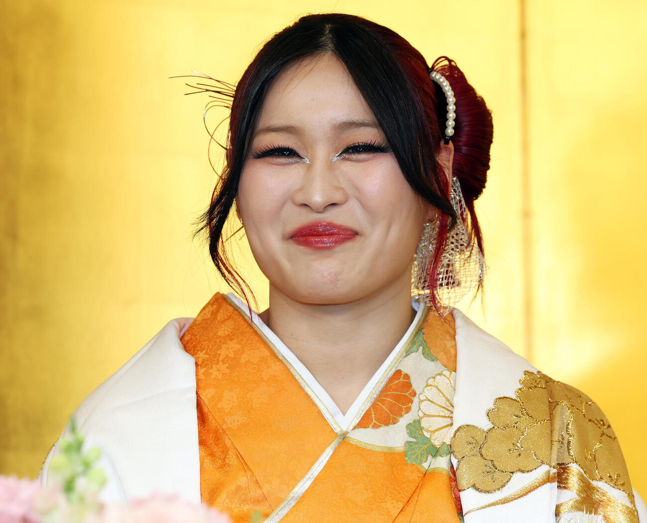 結婚発表会見で笑顔を見せるイヨ・スカイ（撮影・宮地輝）