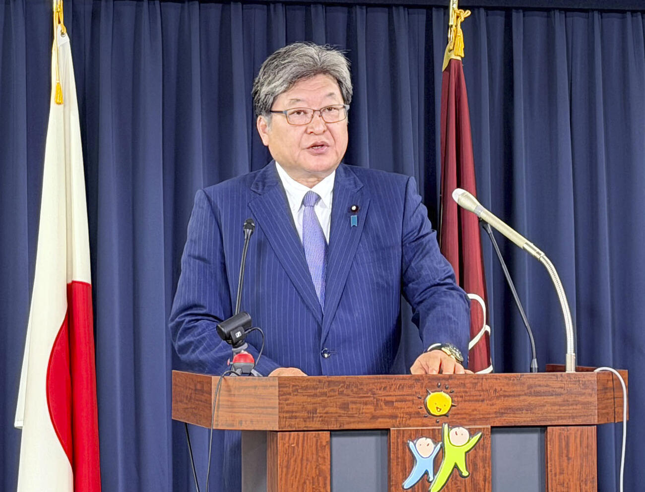 18日、記者会見する自民党の萩生田幹事長代行（共同）
