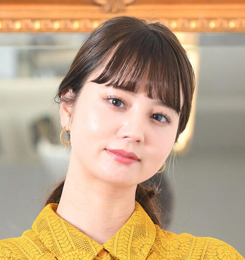 元女優・堀北真希さんのモデル妹が最新ショット「可愛さパーフェクト」デコルテ全開ワンピ姿披露