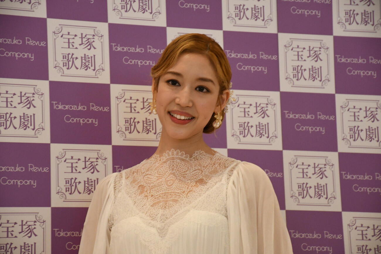 退団会見を開いた宝塚歌劇団月組トップ娘役天紫珠李（撮影・阪口孝志）