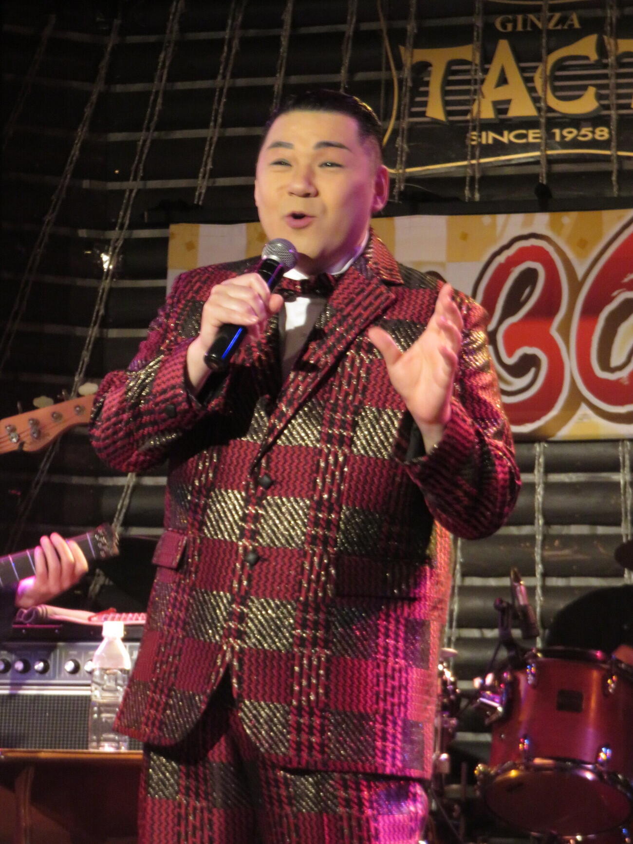 熱唱する大江裕