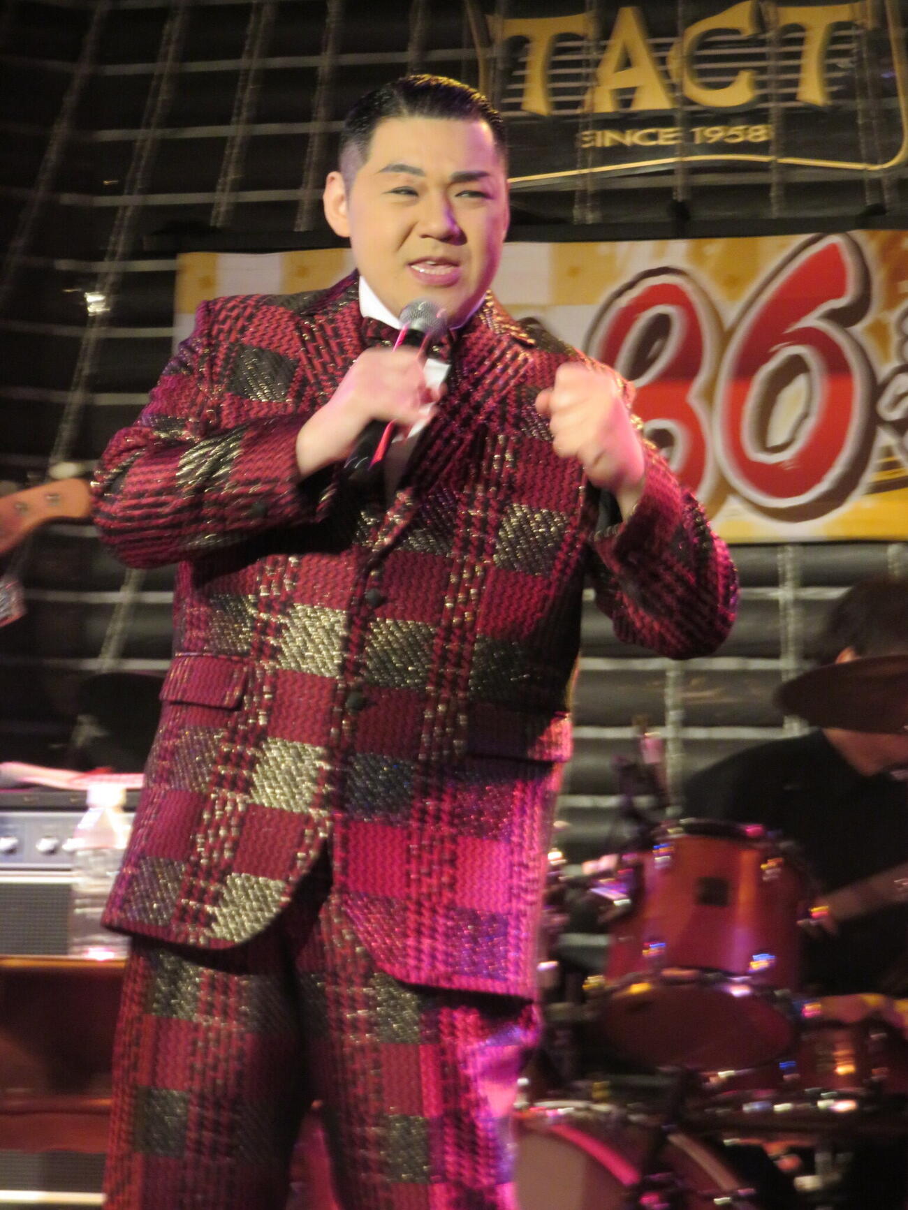 熱唱する大江裕