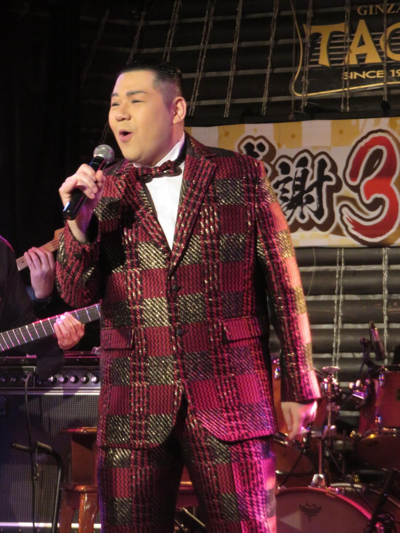 熱唱する大江裕