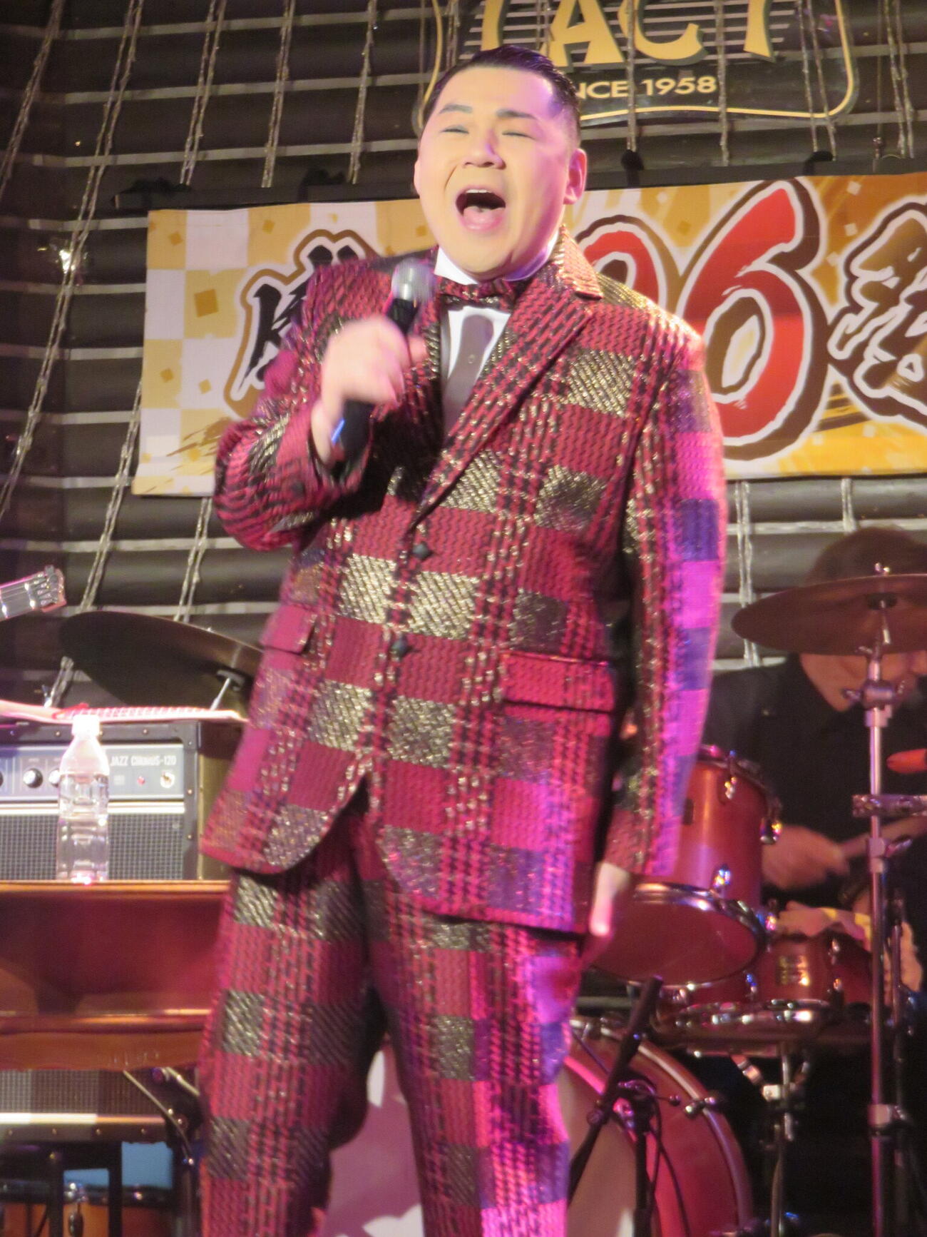 熱唱する大江裕