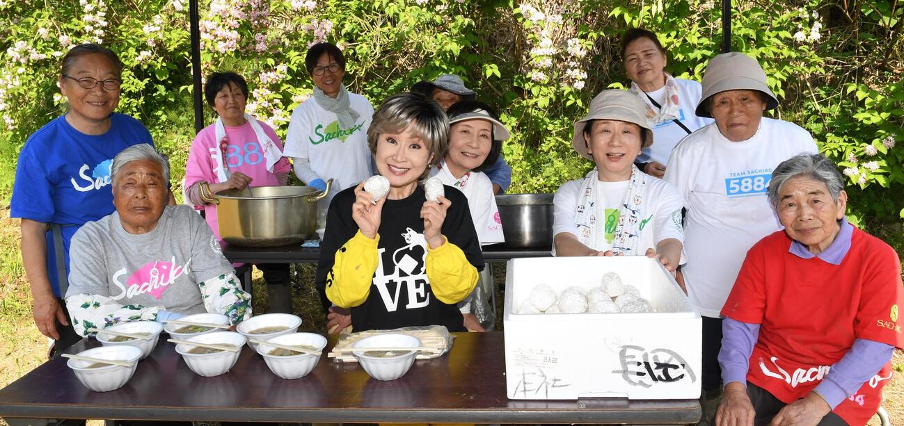 新潟県長岡市山古志地域（旧山古志村）の水田で、04年に発生した中越地震からの復興を願って山古志小6年の児童5人や主婦らと一緒に田植えを行った小林幸子（中央）