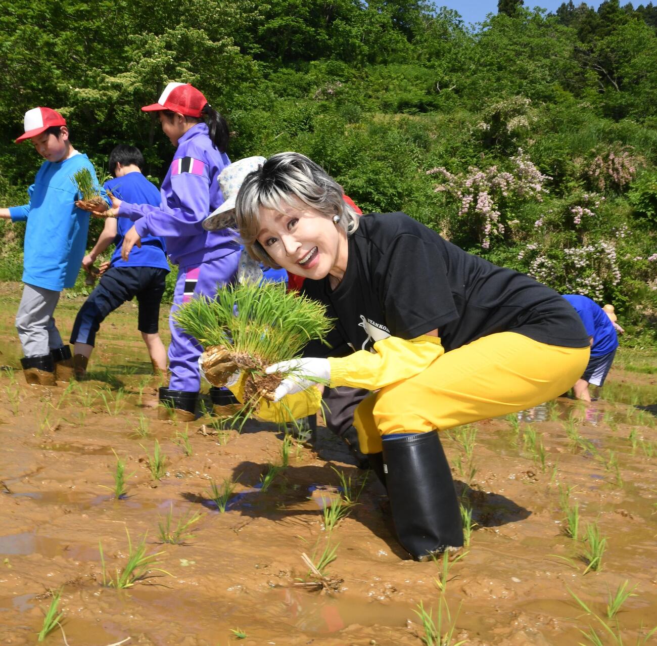 新潟県長岡市山古志地域（旧山古志村）の水田で、04年に発生した中越地震からの復興を願って山古志小6年の児童5人らと一緒に田植えを行った小林幸子
