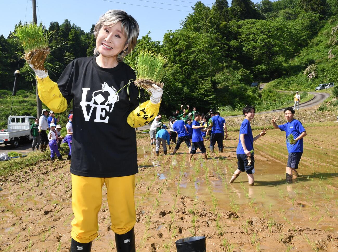 新潟県長岡市山古志地域（旧山古志村）の水田で、04年に発生した中越地震からの復興を願って山古志小6年の児童5人らと一緒に田植えを行った小林幸子