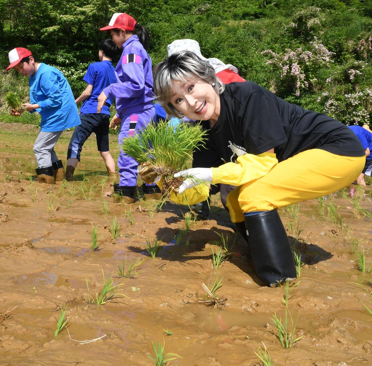 04年に発生した中越地震からの復興を願って山古志小6年の児童5人らと一緒に田植えを行った小林幸子