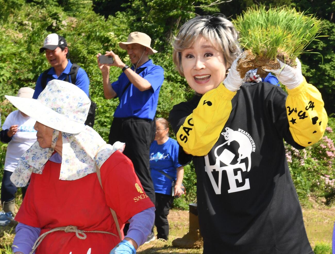 新潟県長岡市山古志地域（旧山古志村）の水田で、04年に発生した中越地震からの復興を願って山古志小6年の児童5人らと一緒に田植えを行った小林幸子