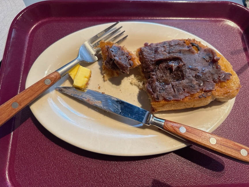 オフィシャルブログを更新し、あんバタートーストを楽しむオフショットを披露したのん