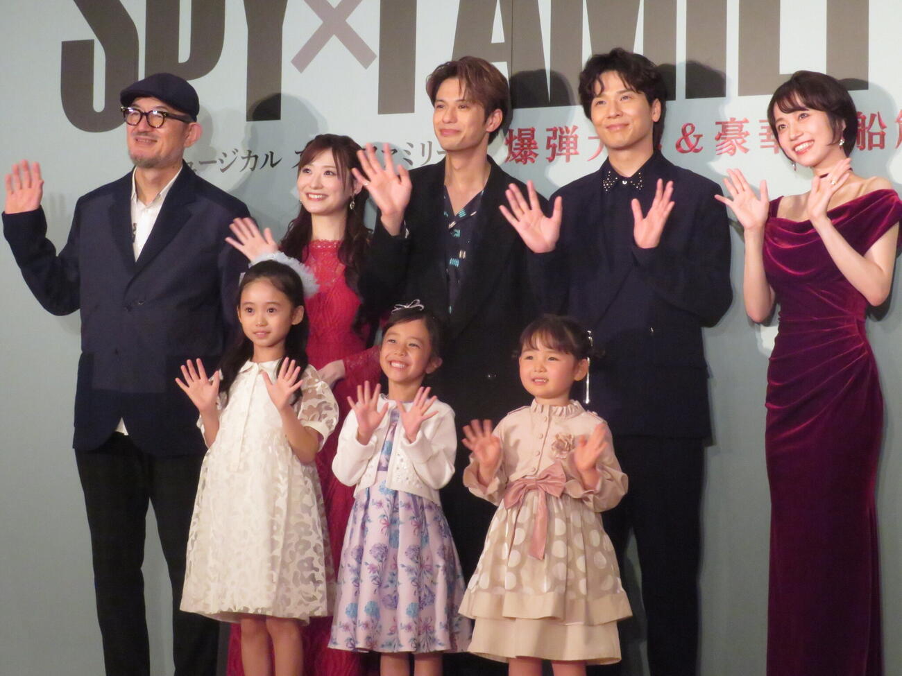 「SPY×FAMILY 2　爆弾犬篇＆豪華客船篇」の製作発表会見に出席した後列左からG2、唯月ふうか、森崎ウィン、木内健人、真彩希帆、前列左から泉谷星奈、古座野叶、真野麗花