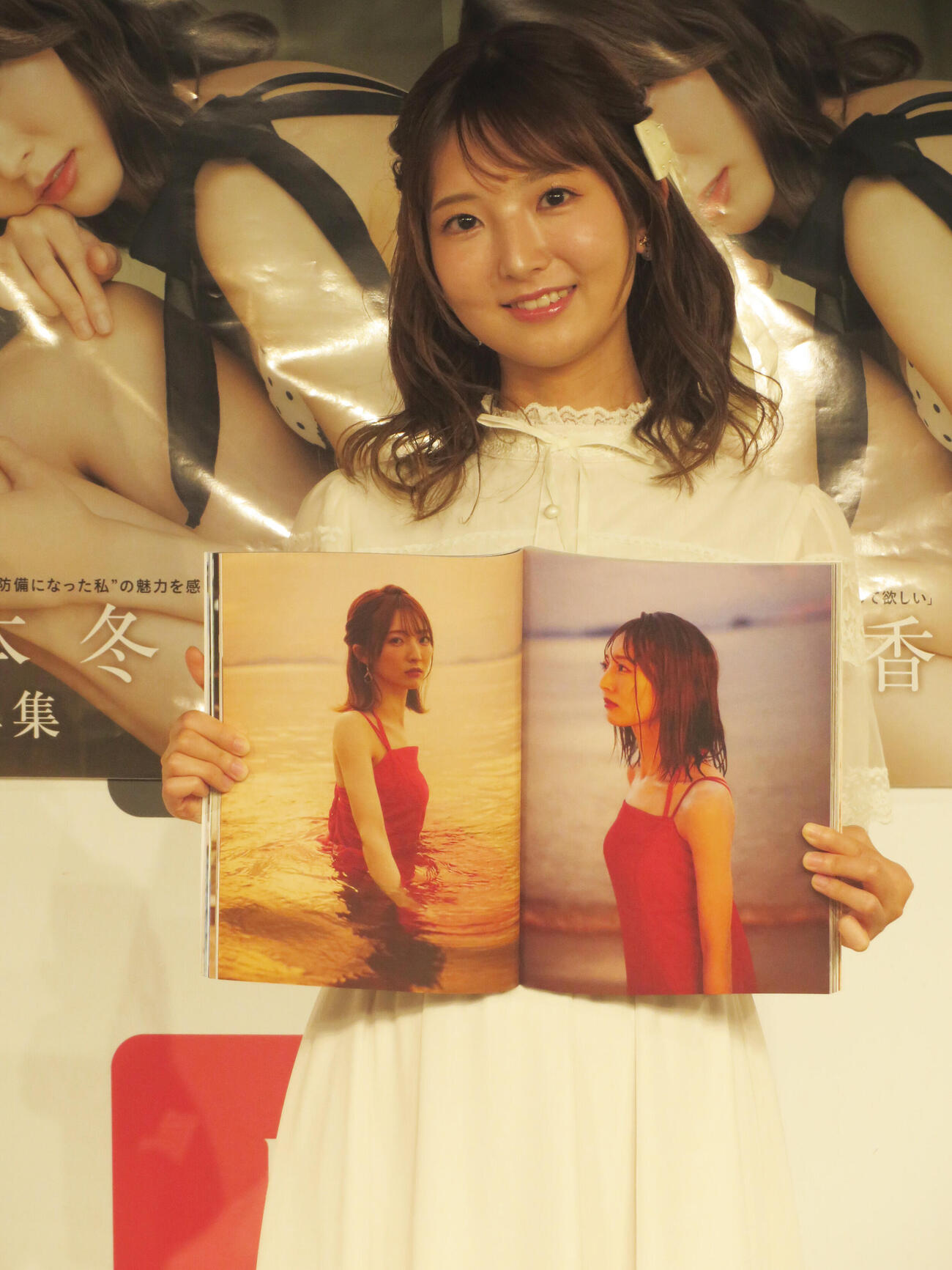 初写真集「無防備な私」のお気に入りカットを紹介する元SKE48藤本冬香（撮影・川田和博）
