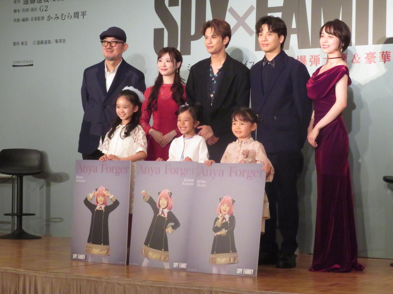 「SPY×FAMILY 2　爆弾犬篇＆豪華客船篇」の製作発表会見に出席した後列左からG2、唯月ふうか、森崎ウィン、木内健人、真彩希帆、前列左から泉谷星奈、古座野叶、真野麗花