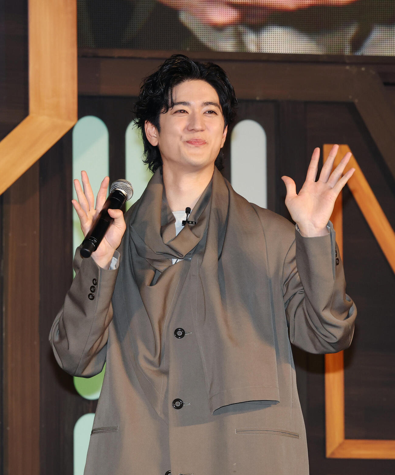 「スターウォーズ／マンダロリアン・アンド・グローグー」ジャパンプレミアに登壇し手を振る中島裕翔（撮影・増田悦実）