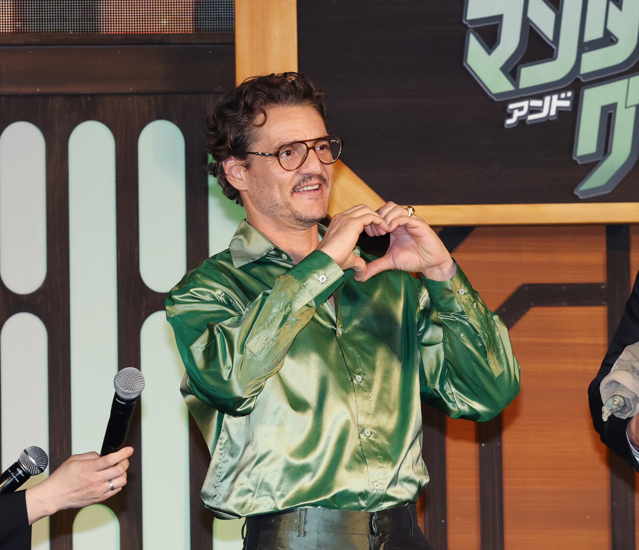 「スターウォーズ／マンダロリアン・アンド・グローグー」ジャパンプレミアでハートを作るペドロ・パスカル（撮影・増田悦実）