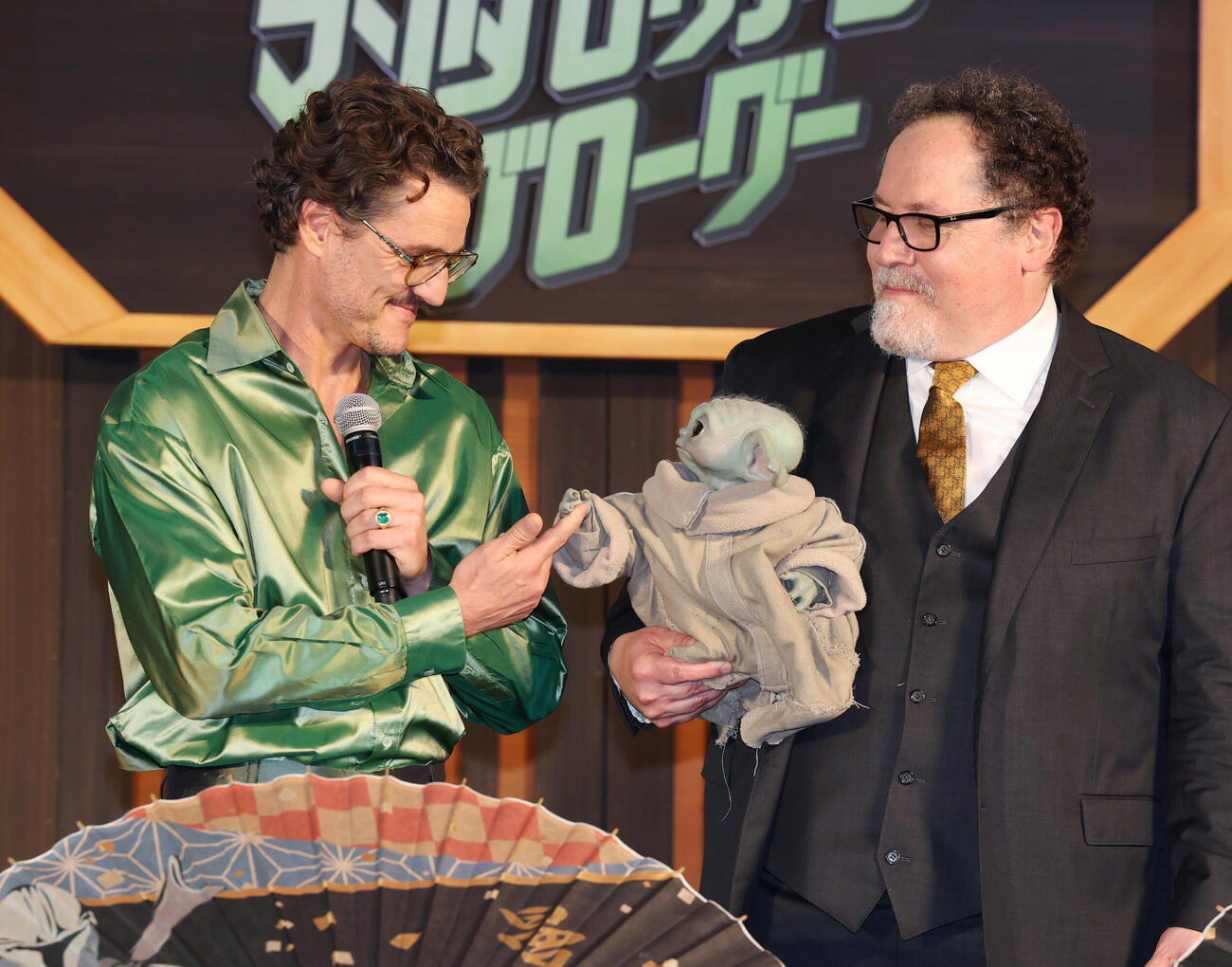 「スターウォーズ／マンダロリアン・アンド・グローグー」ジャパンプレミアでグローグーと手をつなぐペドロ・パスカル。右はジョン・ファヴロー監督（撮影・増田悦実）