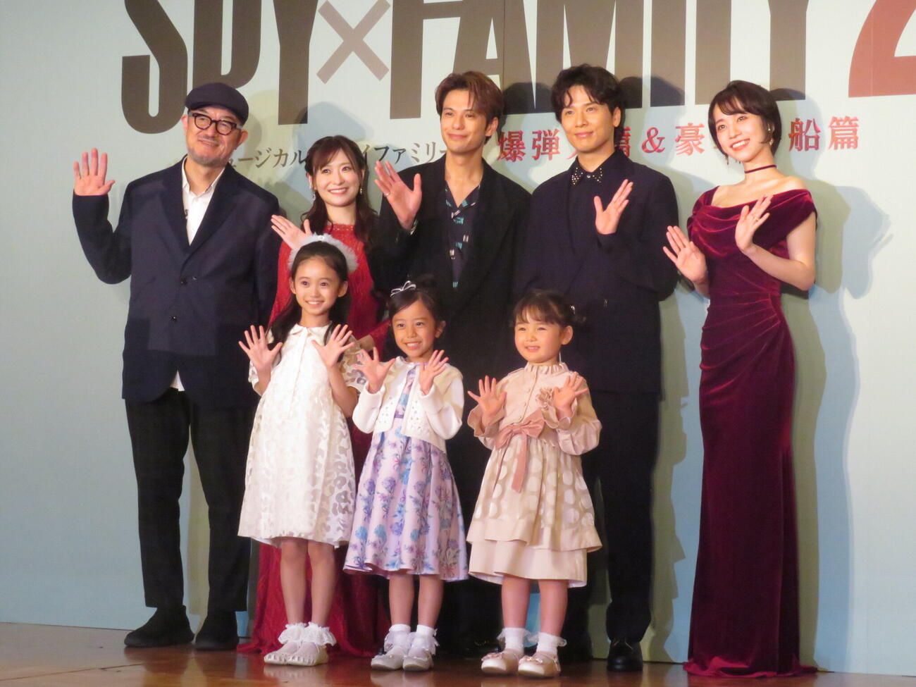 「SPY×FAMILY 2　爆弾犬篇＆豪華客船篇」の製作発表会見に出席した後列左からG2、唯月ふうか、森崎ウィン、木内健人、真彩希帆、前列左から泉谷星奈、古座野叶、真野麗花