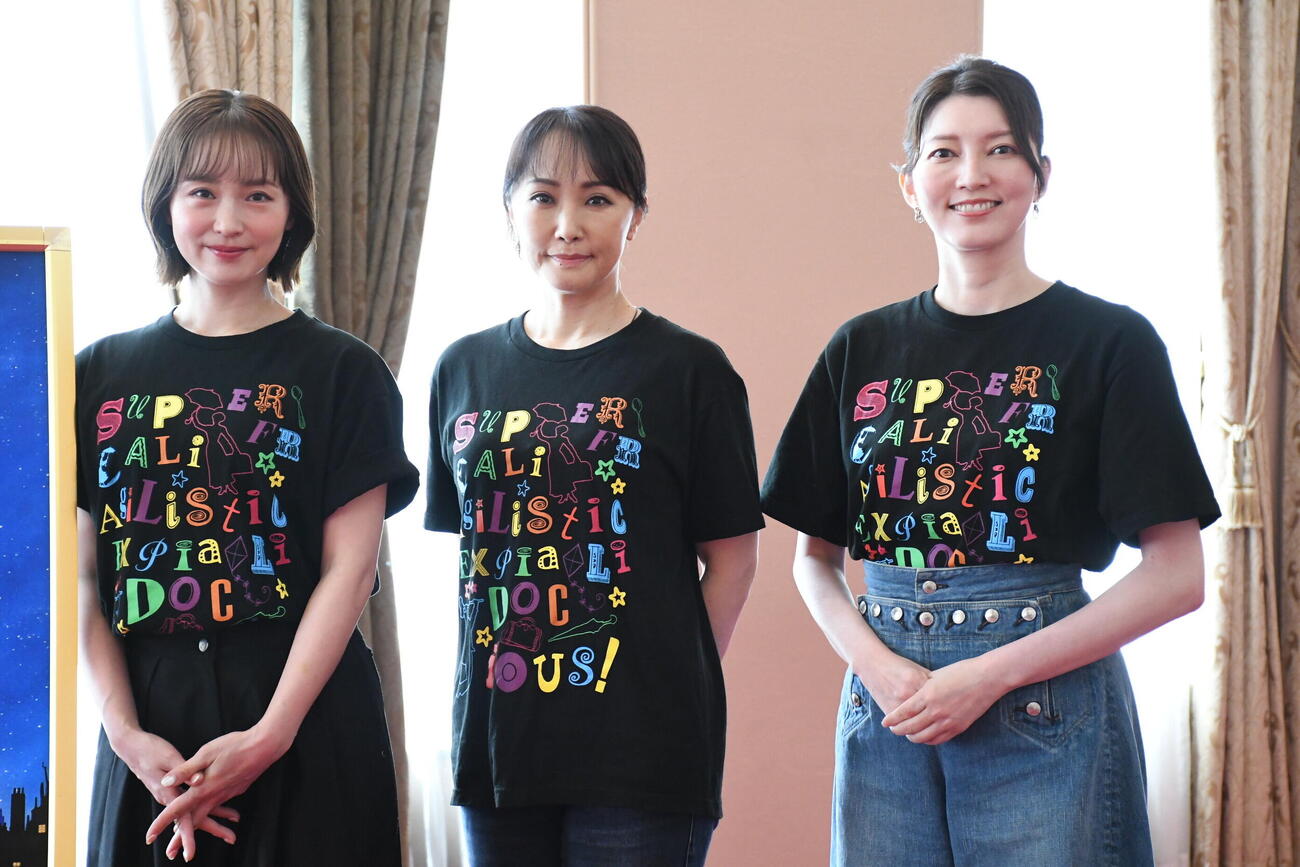 ミュージカル「メリー・ポピンズ」の取材会に出席した、左から、笹本玲奈、濱田めぐみ、朝夏まなと（撮影・阪口孝志）