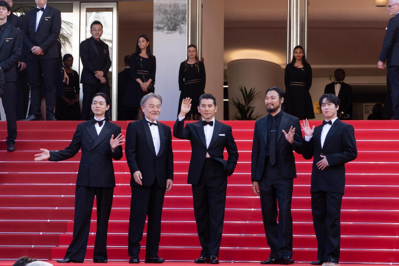 カンヌ映画祭で公式上映された、カンヌプレミア部門出品「黒牢城」の、左から菅田将暉、黒沢清監督、本木雅弘、青木崇高、宮舘涼太（C）Kazuko WAKAYAMA