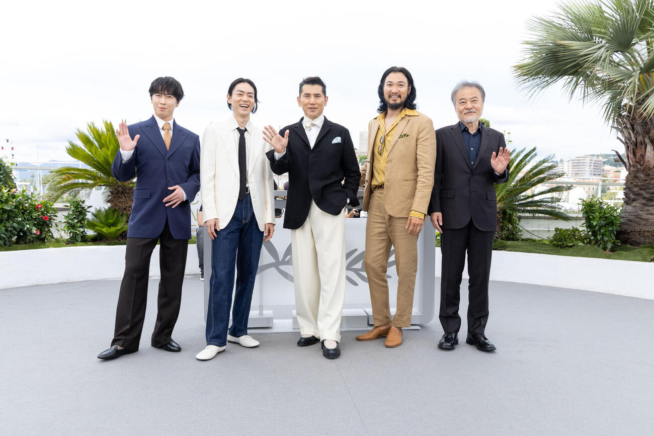 カンヌ映画祭でフォトセッションに臨む、カンヌプレミア部門出品「黒牢城」の、左から宮舘涼太、菅田将暉、本木雅弘、青木崇高、黒沢清監督（C）Kazuko WAKAYAMA