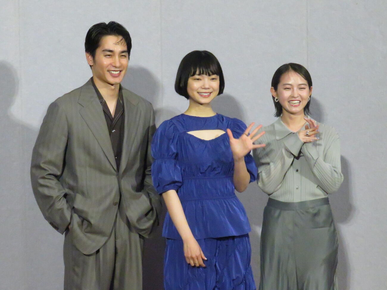 夜ドラ「ミッドナイトタクシー」の放送開始を前に会見した左から中村蒼、古川琴音、伊藤万理華