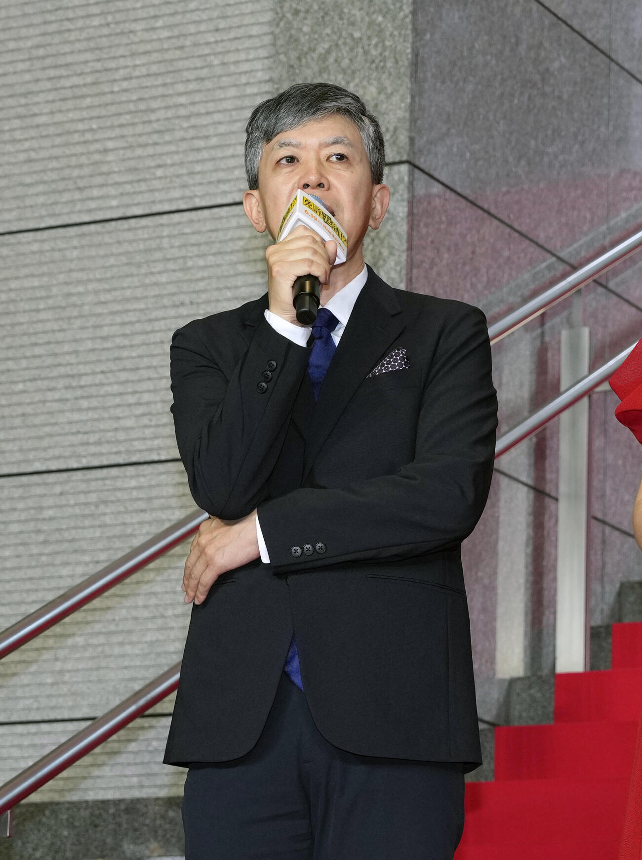 映画「免許返納！？」レッドカーペットイベントに登場しあいさつする河合勇人監督（撮影・小島史椰）