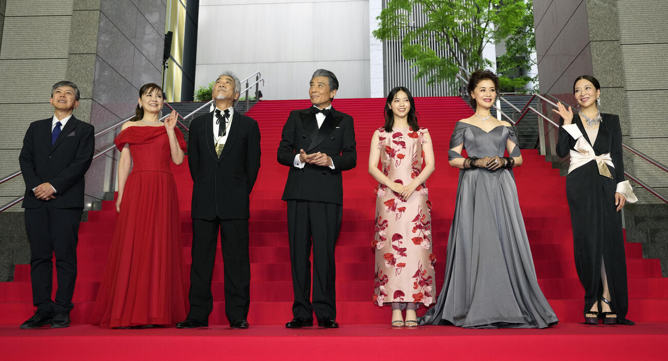 映画「免許返納！？」レッドカーペットイベントに登壇する、左から河合勇人監督、南野陽子、宇崎竜童、舘ひろし、西野七瀬、大地真央、真矢ミキ（撮影・小島史椰）
