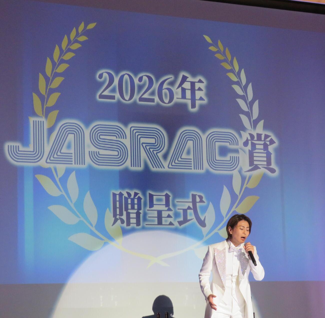 「2026年　JASRAC賞」銀賞の「川の流れのように」を歌唱する氷川きよし
