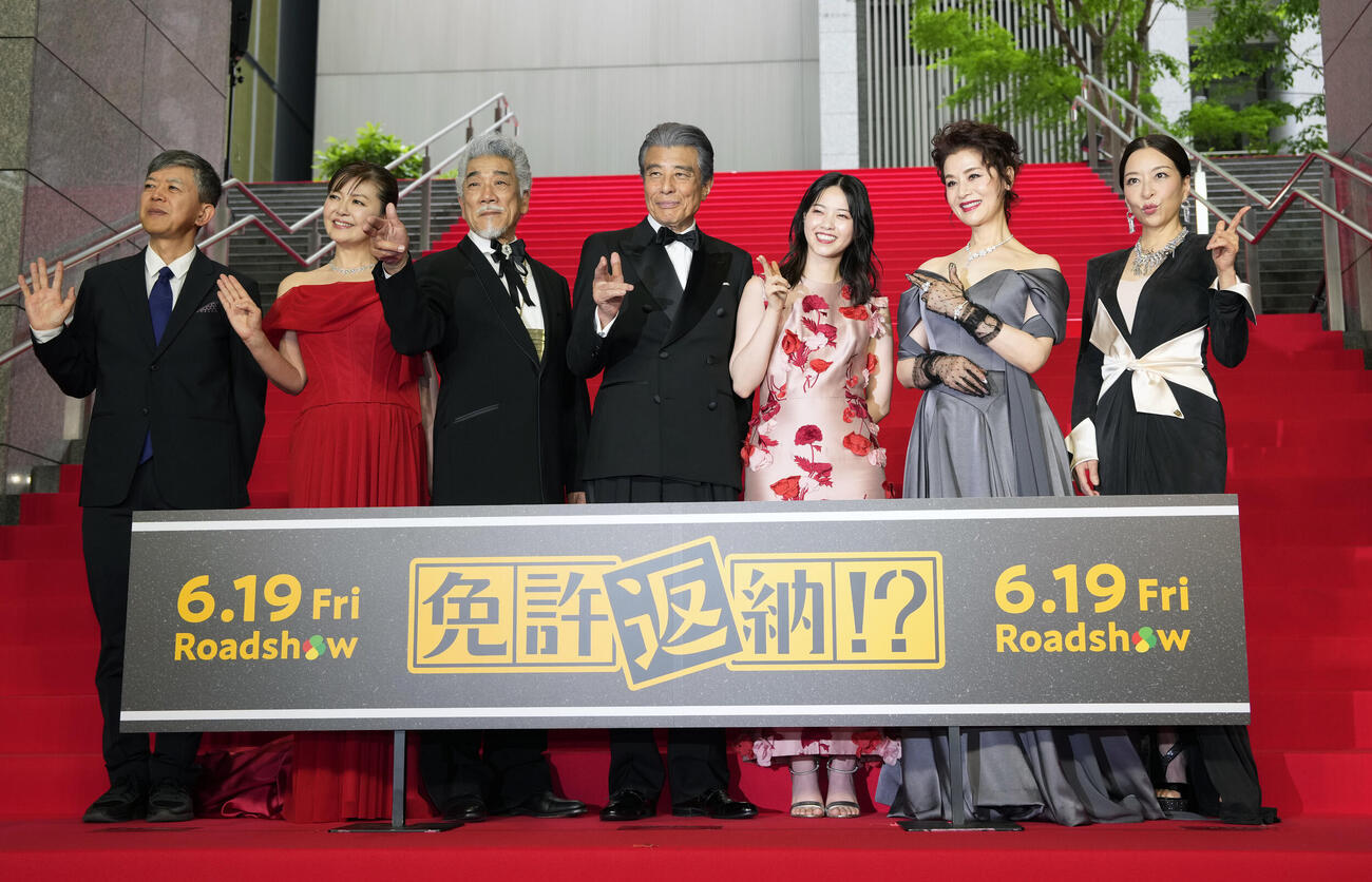 映画「免許返納！？」レッドカーペットイベントに登壇する、左から河合勇人監督、南野陽子、宇崎竜童、舘ひろし、西野七瀬、大地真央、真矢ミキ（撮影・小島史椰）
