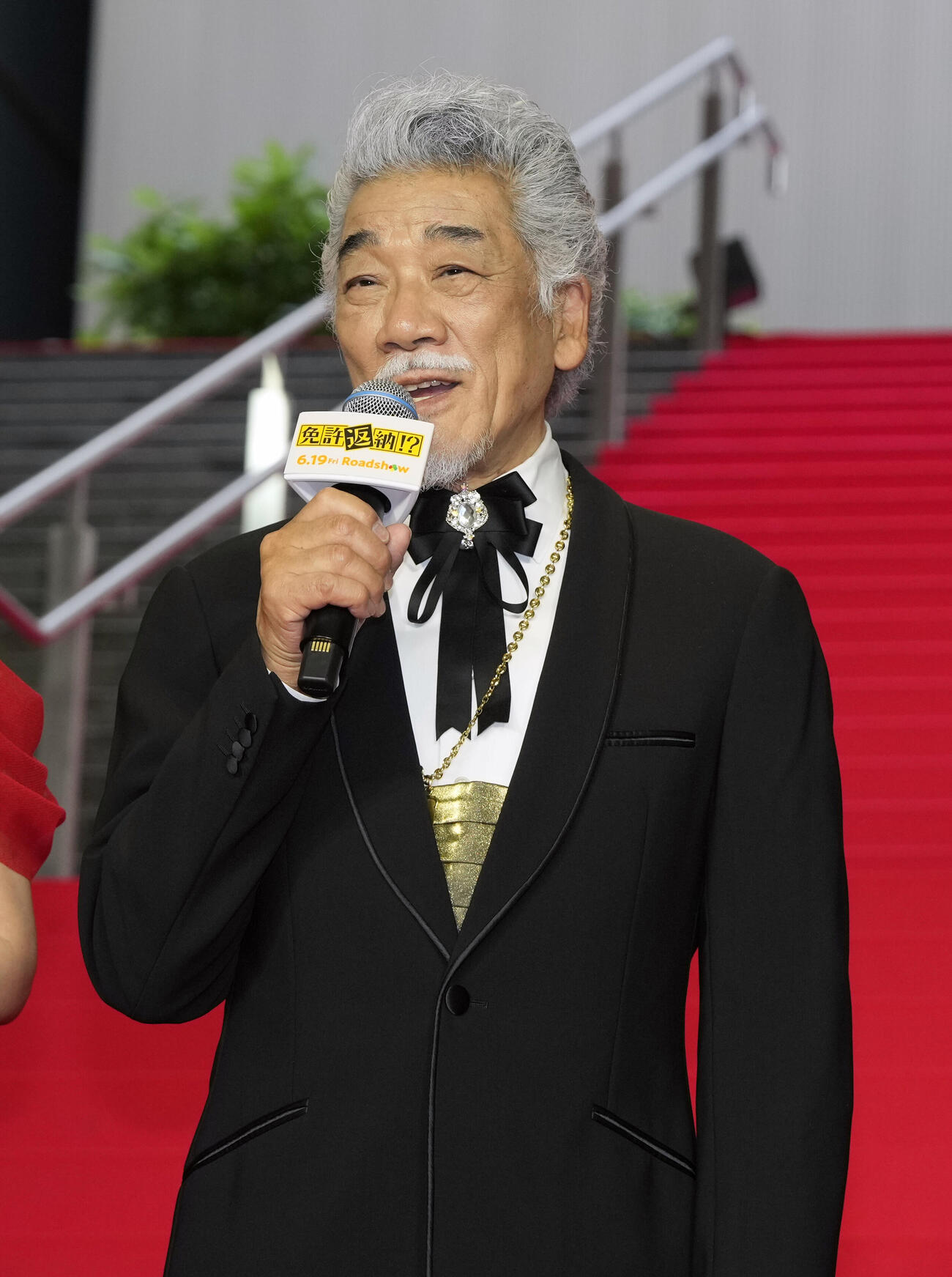 映画「免許返納！？」レッドカーペットイベントに登場しあいさつする宇崎竜童（撮影・小島史椰）
