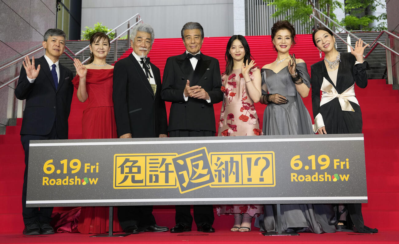 映画「免許返納！？」レッドカーペットイベントに登壇する、左から河合勇人監督、南野陽子、宇崎竜童、舘ひろし、西野七瀬、大地真央、真矢ミキ（撮影・小島史椰）