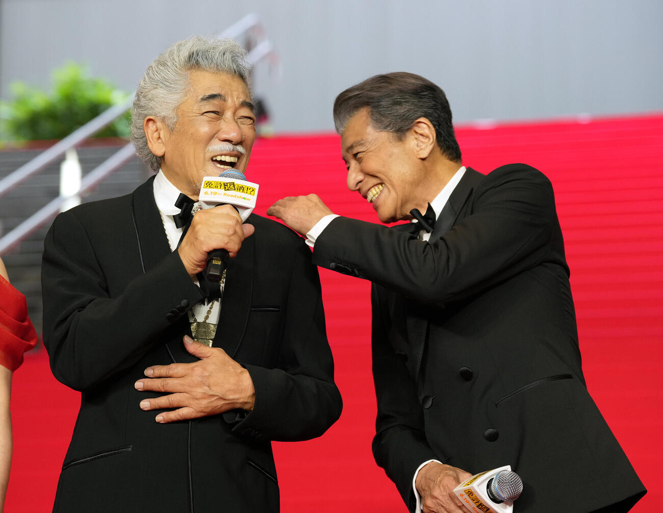 映画「免許返納！？」レッドカーペットイベントに登場しエピソードを話す宇崎竜童（左）と舘ひろし（撮影・小島史椰）