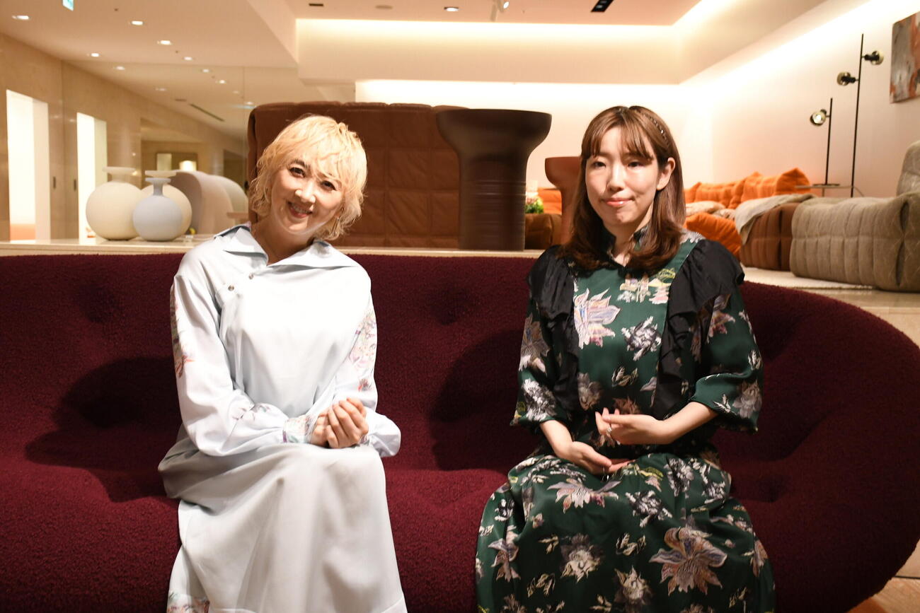 「リーン・ロゼ梅田」プレオープンイベントに登場した紫吹淳（左）とデザイナーの西山景子氏（撮影・阪口孝志）