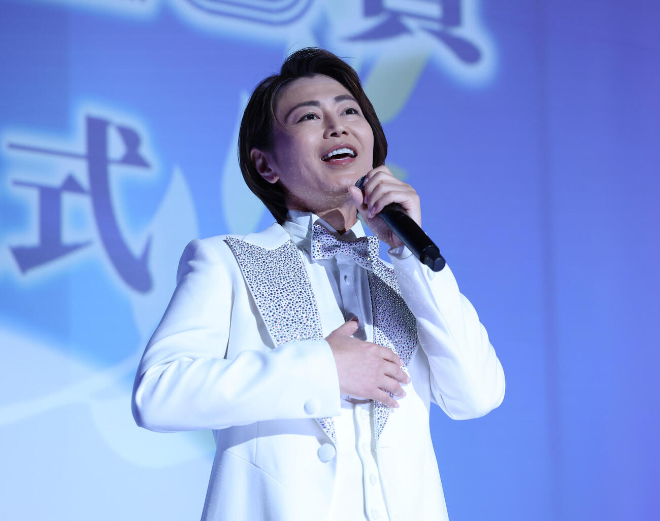 2026年JASRAC賞贈呈式で「川の流れのように」を歌唱する氷川きよし（撮影・増田悦実）＝2026年5月20日